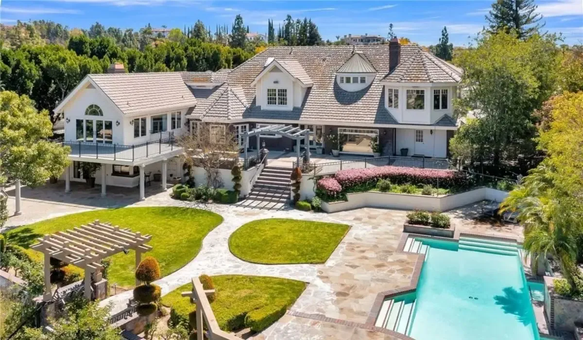 Expansive Californian estate with a swimming pool, representing Canadians using competitive CAD to USD rates to transfer large sums for real estate transactions in the US.