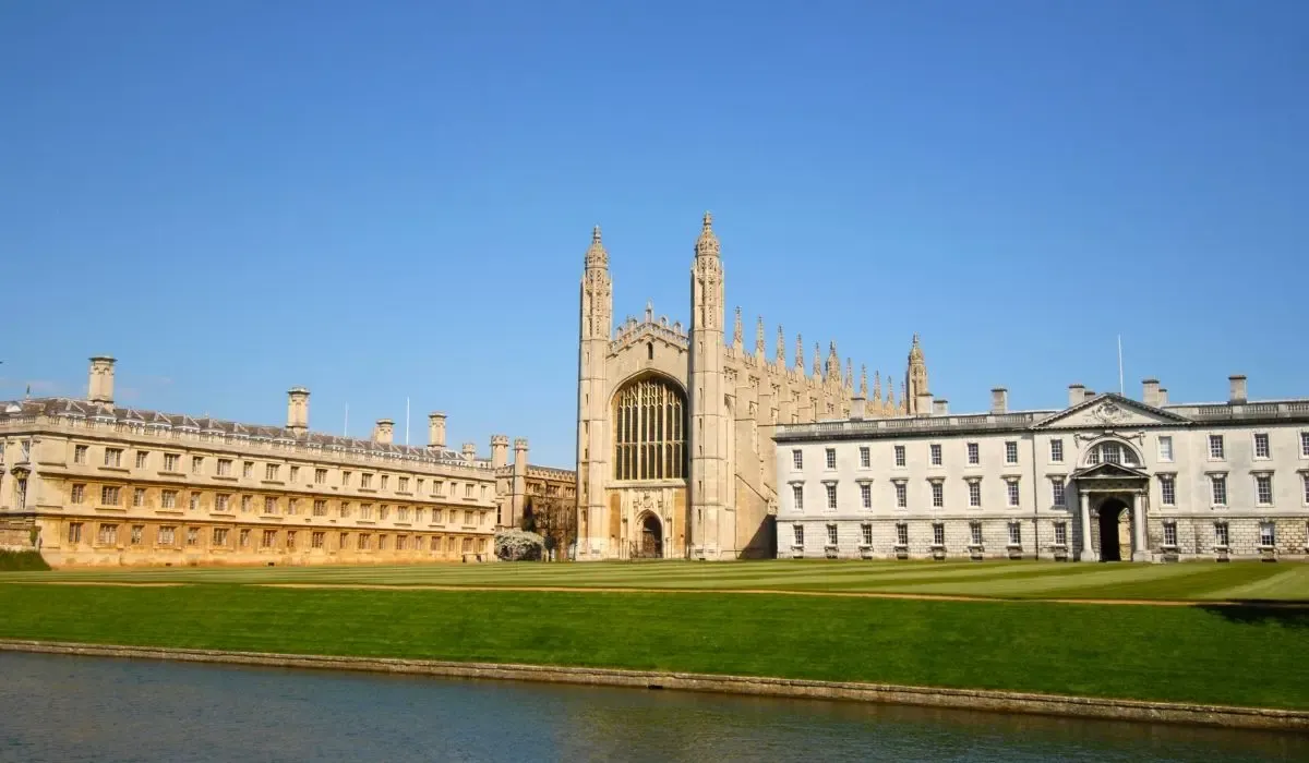 Iconic King’s College Chapel and riverfront view of the University of Cambridge campus on a sunny day.