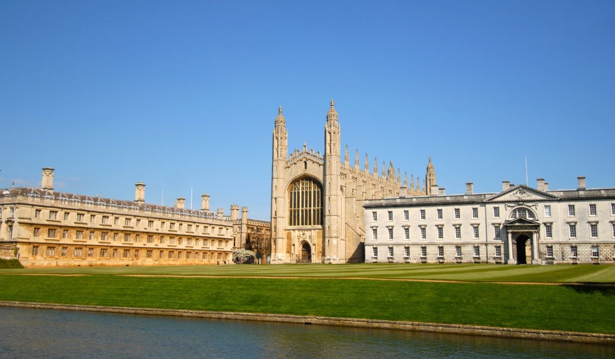Iconic King’s College Chapel and riverfront view of the University of Cambridge campus on a sunny day.