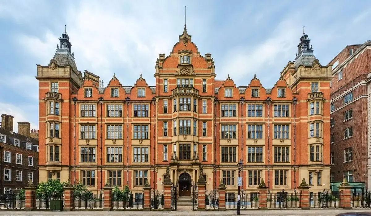 Grand Victorian-style red-brick Old Building at the London School of Economics and Political Science (LSE).