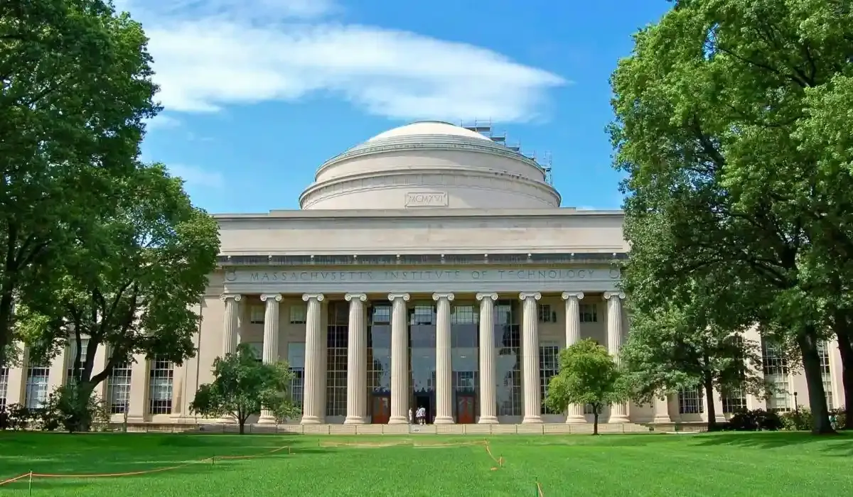 Main building of MIT in Cambridge, Massachusetts, with iconic dome.