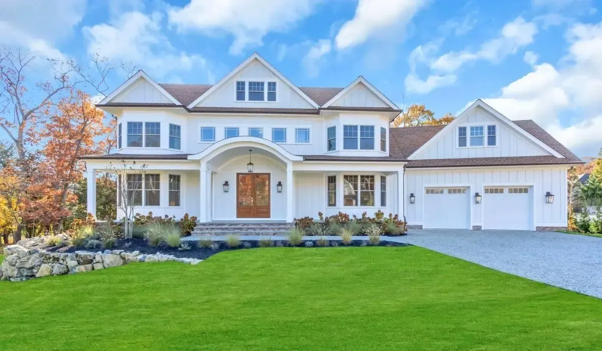 Stately colonial-style home in the US, representing Canadians benefiting from favorable CAD to USD rates for secure cross-border property investments.