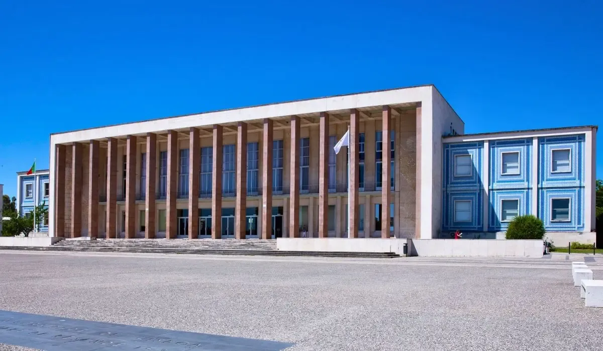 Grand facade of the Universidade de Lisboa, Portugal’s largest university. MTFX helps Canadian students convert CAD to EUR and send funds easily to pay tuition at this prestigious institution.