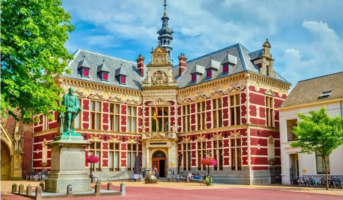 Utrecht University’s historic red and white Academy Building with statue in front. MTFX helps Canadian students make low cost EUR tuition payments from Canada with fast and secure delivery.