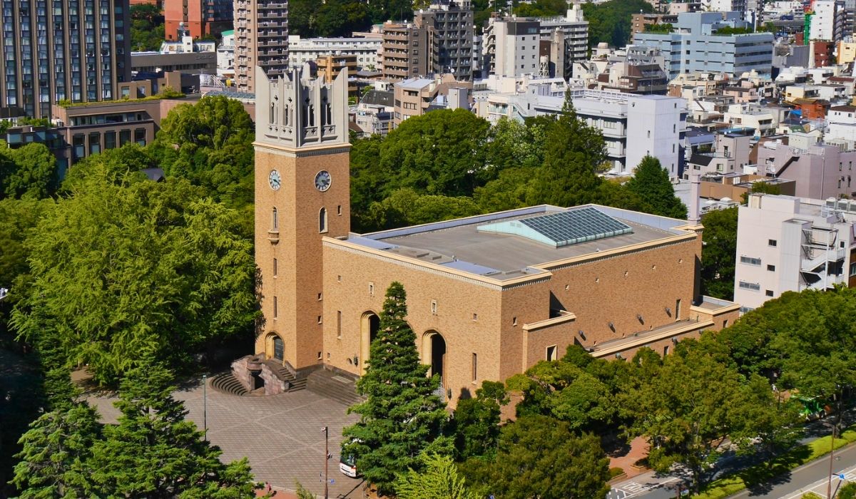 An image of Waseda University's Okuma Auditorium, with its distinctive clock tower and surrounding academic buildings.