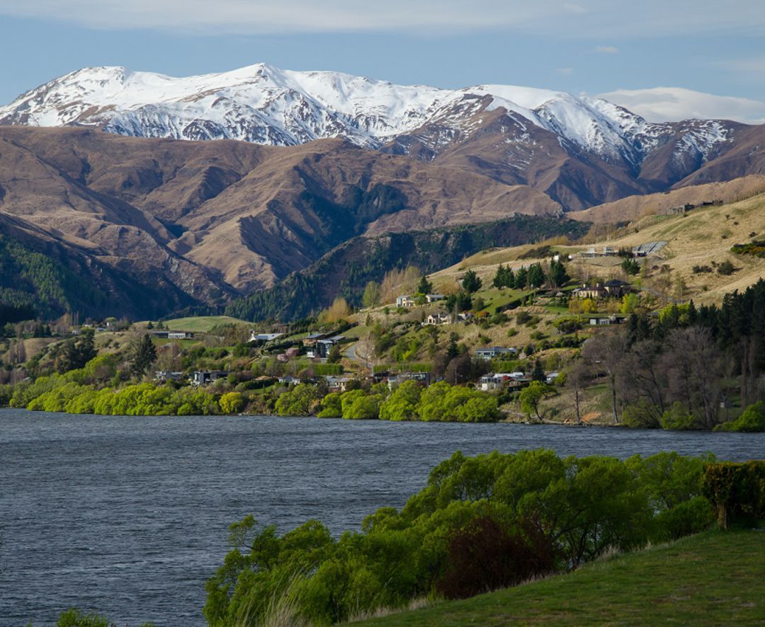 Scenic New Zealand countryside with mountains and a lake, symbolizing the destination for those sending money to New Zealand for family, travel, or relocation.