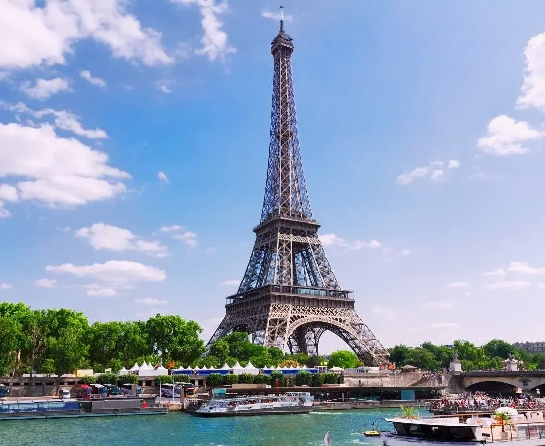View of Eiffel Tower in Paris symbolizing international money transfers to France