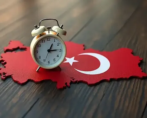 Alarm clock placed on a red map of Turkey with the national flag, symbolizing fast and timely ways to send money to Turkey with MTFX.
